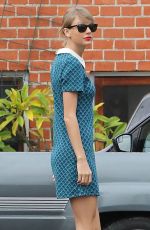 TAYLOR SWIFT Heading to a Dance Studio in Los Angeles