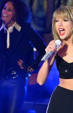 TAYLOR SWIFT Performs at New Year