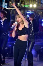 TAYLOR SWIFT Performs at New Year
