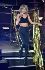 TAYLOR SWIFT Performs at New Year