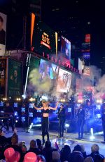 TAYLOR SWIFT Performs at New Year