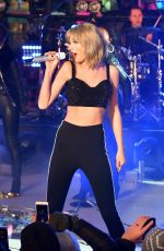 TAYLOR SWIFT Performs at New Year