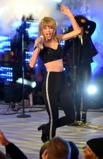 TAYLOR SWIFT Performs at New Year