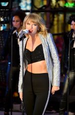 TAYLOR SWIFT Performs at New Year