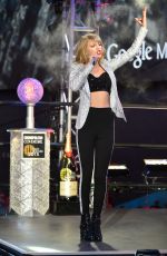 TAYLOR SWIFT Performs at New Year
