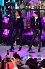 TAYLOR SWIFT Performs at New Year