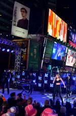 TAYLOR SWIFT Performs at New Year