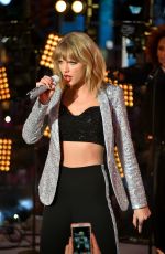 TAYLOR SWIFT Performs at New Year
