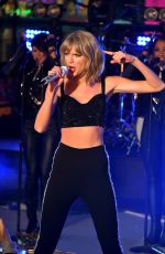 TAYLOR SWIFT Performs at New Year