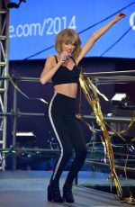 TAYLOR SWIFT Performs at New Year