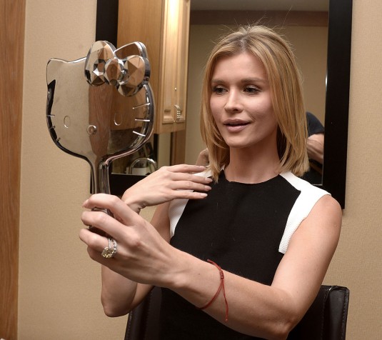 JOANNA KRUPA Gets Her Hair Cut Short