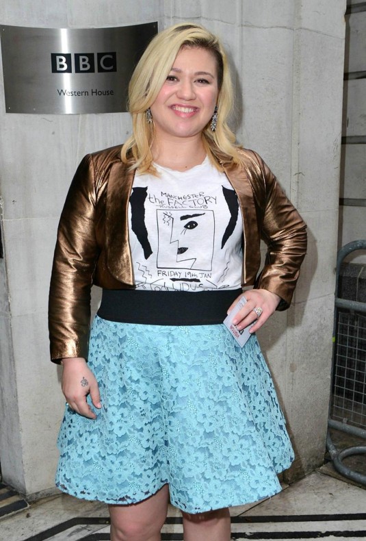 KELLY CLARKSON Leaves BBC Studios in London KELLY CLARKSON Leaves BBC Studios