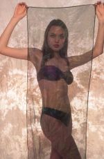 ANGELINA JOLIE - Swimsuits Modeling Photos from 1991