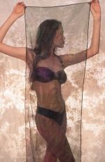 ANGELINA JOLIE - Swimsuits Modeling Photos from 1991
