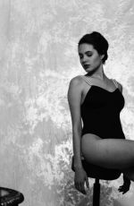 ANGELINA JOLIE - Swimsuits Modeling Photos from 1991