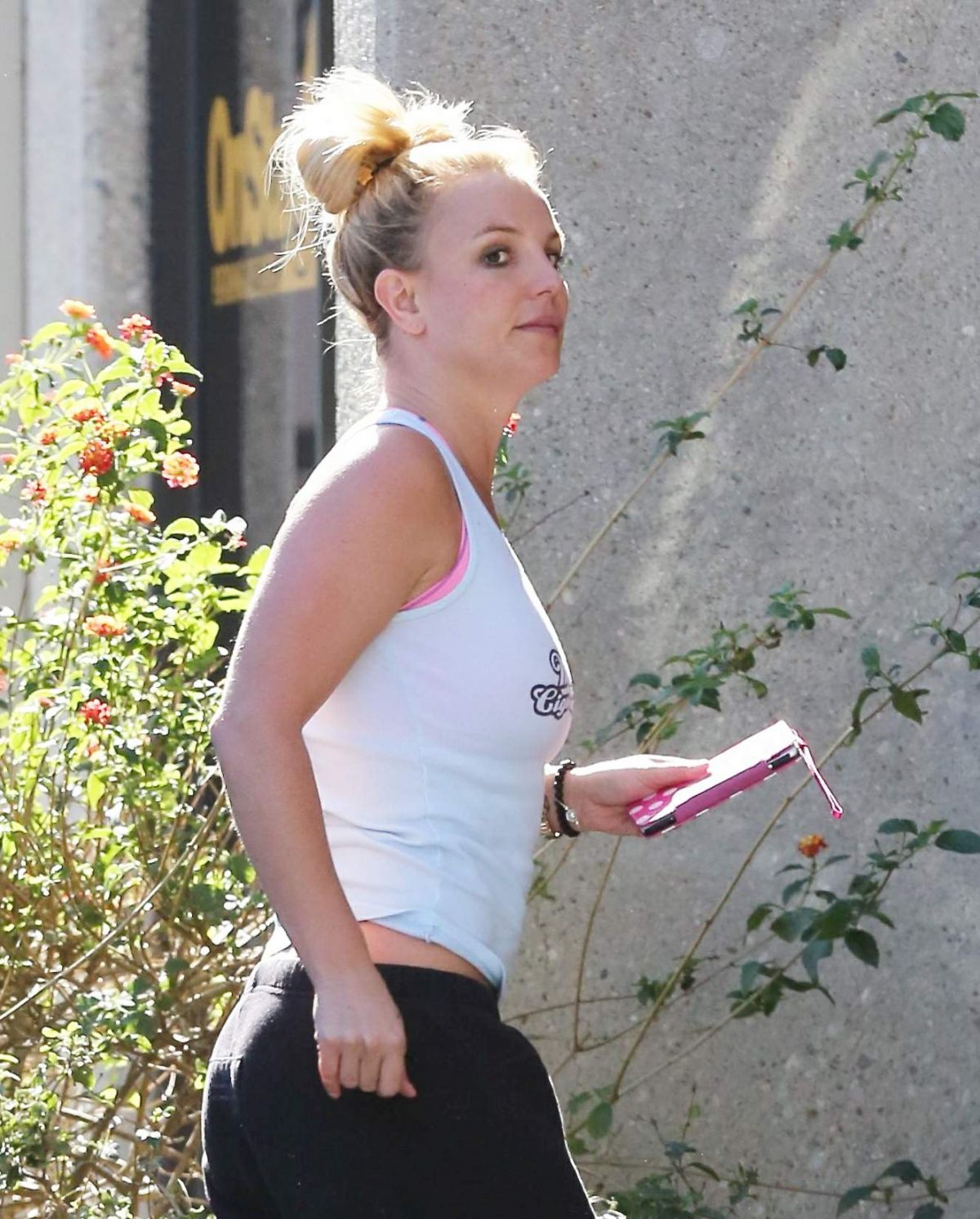 BRITNEY SPEARS at Dance Studio in Thousand Oaks 2402 BRITNEY SPEARS at Dance Studio in Thousand Oaks 2402