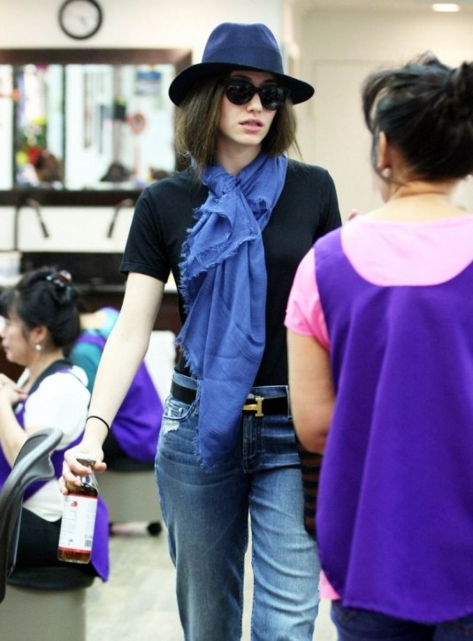 emmy-rossum-at-a-nail-salon-in-beverly-hills-2002_1
