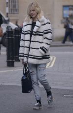 FEARNE COTTON Out and About in London 0602