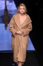 GIGI HADID at Max Mara Fashion Show in Milan