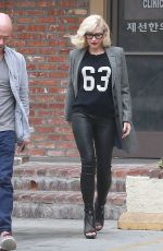 GWEN STEFANI Arrives at an Acupuncture Clinic in Los Angeles