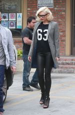 GWEN STEFANI Arrives at an Acupuncture Clinic in Los Angeles