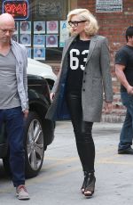 GWEN STEFANI Arrives at an Acupuncture Clinic in Los Angeles