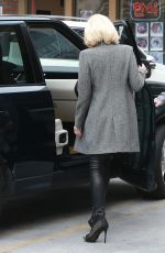 GWEN STEFANI Arrives at an Acupuncture Clinic in Los Angeles