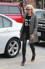 GWEN STEFANI Arrives at an Acupuncture Clinic in Los Angeles