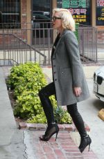 GWEN STEFANI Arrives at an Acupuncture Clinic in Los Angeles