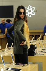 KENDALL JENNER Shopping in Milan