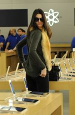 KENDALL JENNER Shopping in Milan