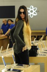 KENDALL JENNER Shopping in Milan