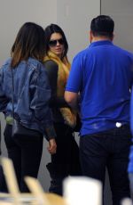 KENDALL JENNER Shopping in Milan