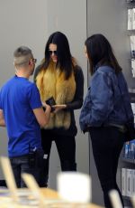 KENDALL JENNER Shopping in Milan