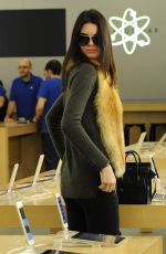 KENDALL JENNER Shopping in Milan