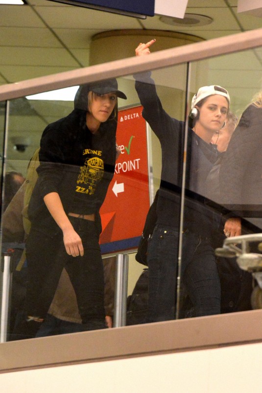krsiten-stewart-back-at-los-angeles-international-airport_1