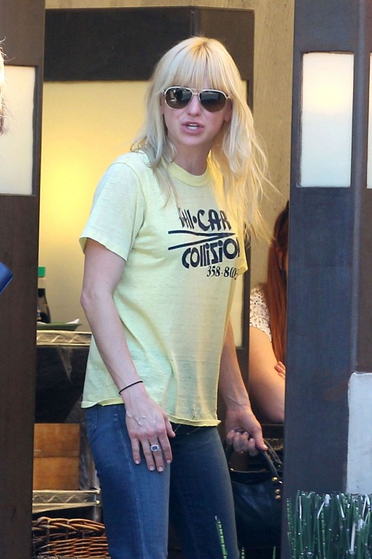 ANNA FARIS in Jeans Out and About in Los Angeles ANNA FARIS Out in Los Angeles