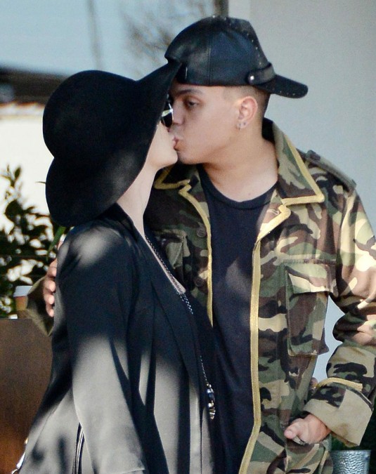 ASHLEE SIMPSON Kissing with Evan Ross