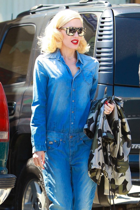 GWEN STEFANI in Jeans Out and About in Los Angeles GWEN STEFANI in Jeans Out in Los Angeles