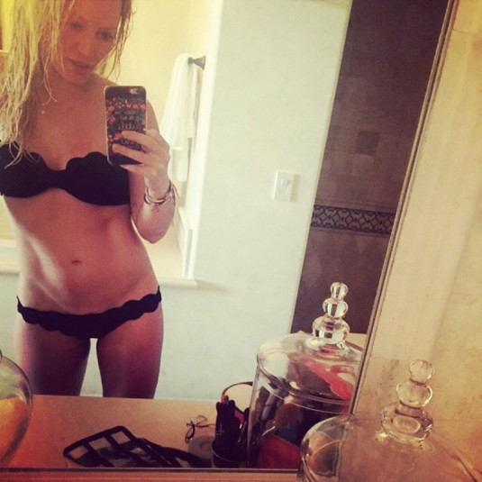 HILARY DUFF - Lingerie Selfie