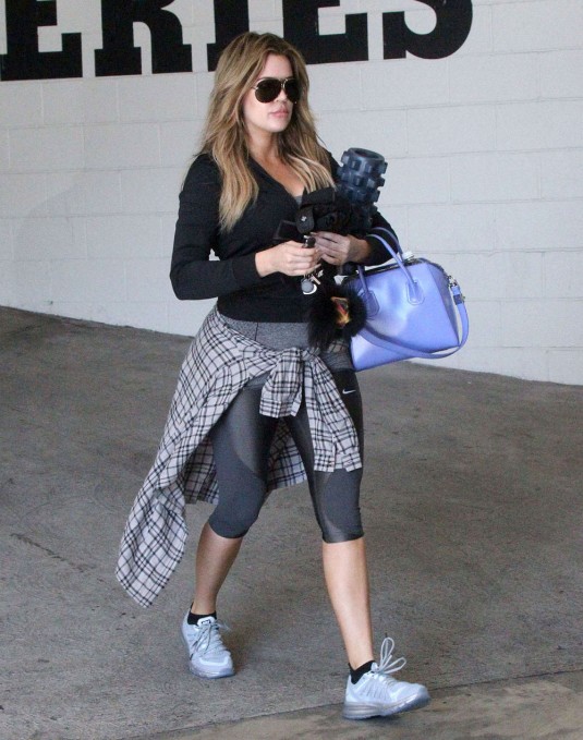 KHLOE KARDASHIAN Leaves Dermatologists Office