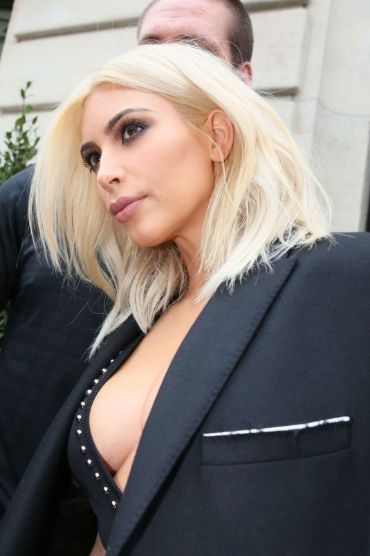 KIM KARDASHIAN Out in Paris