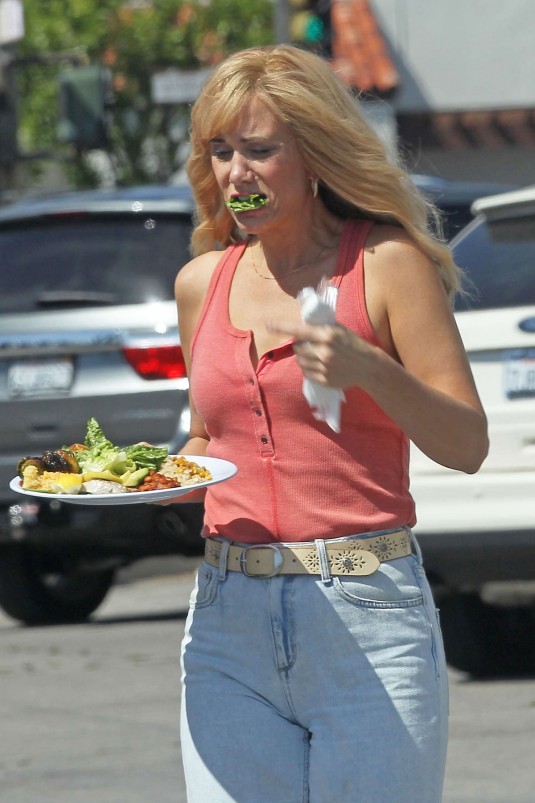 KRISTEN WIIG on the Set of Masterminds