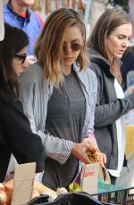 ELIZABETH OLSEN Shopping at Farmer