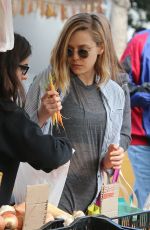 ELIZABETH OLSEN Shopping at Farmer