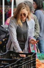 ELIZABETH OLSEN Shopping at Farmer