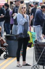 ELIZABETH OLSEN Shopping at Farmer