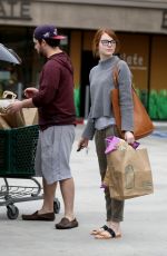 EMMA STONE Shopping for Grocery in Malibu 1103