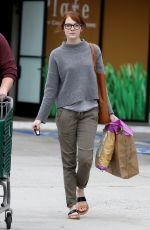 EMMA STONE Shopping for Grocery in Malibu 1103