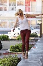 GWEN STEFANI Arrives at Her Acupuncture Clinic in Los Angeles 1303